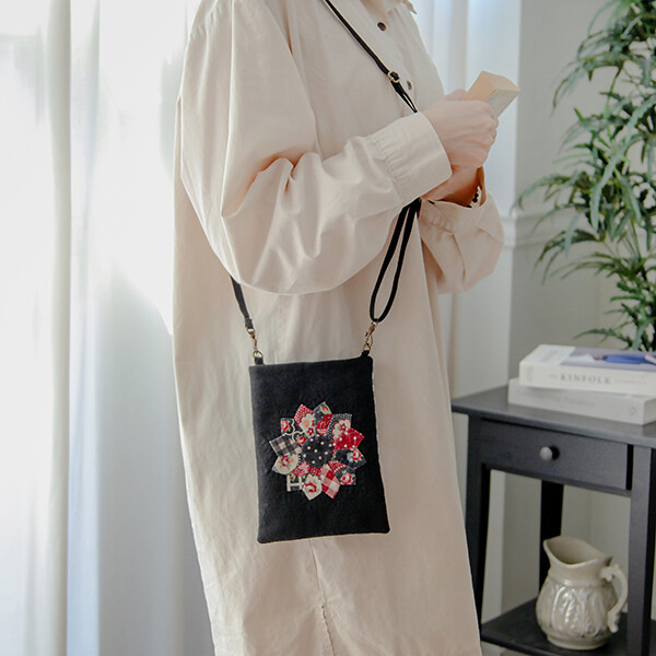 [바이핸즈] 퀼트패키지 가방 - 앤틱플라워 핸폰가방