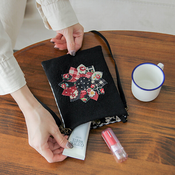 [바이핸즈] 퀼트패키지 가방 - 앤틱플라워 핸폰가방