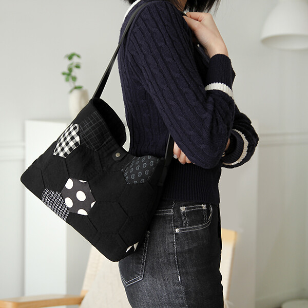 [바이핸즈] 퀼트패키지 가방 - 모노앤시크 숄더백